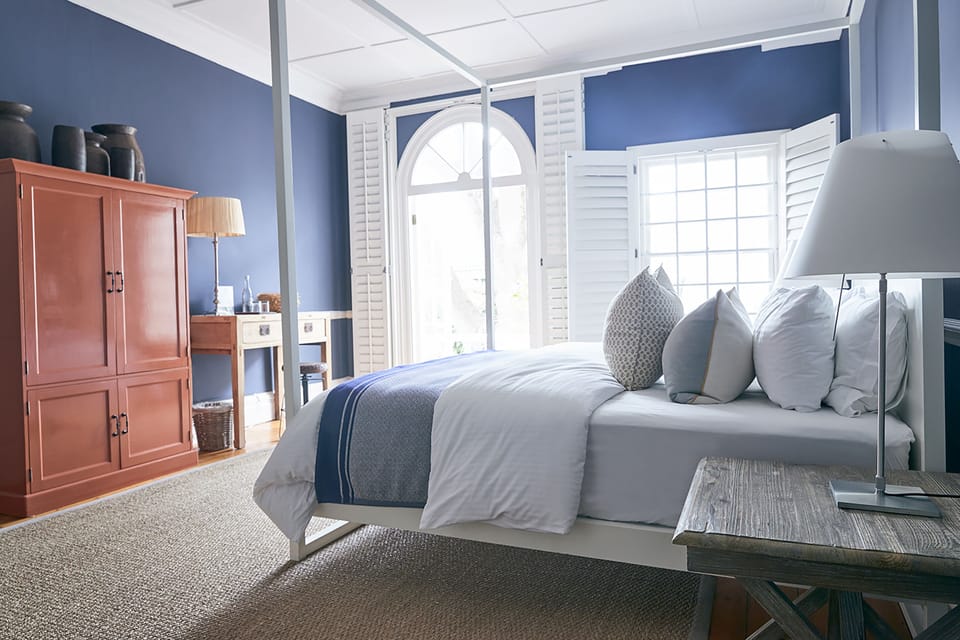 Bluemoon Suite | Living area | Flat-screen TV, books