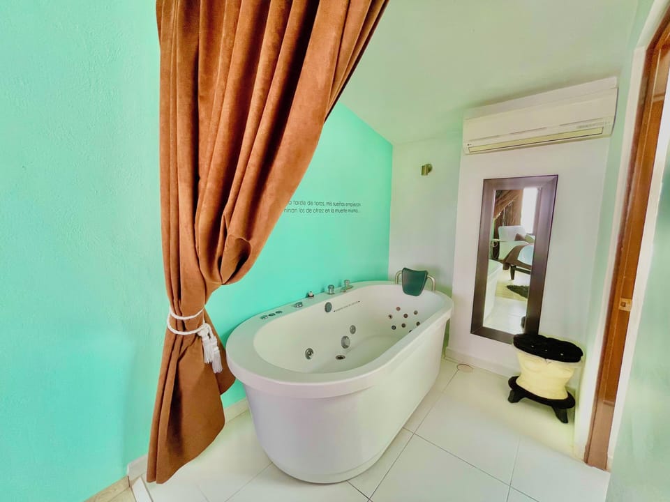 Junior Suite, 1 King Bed | Bathroom | Free toiletries, hair dryer, towels