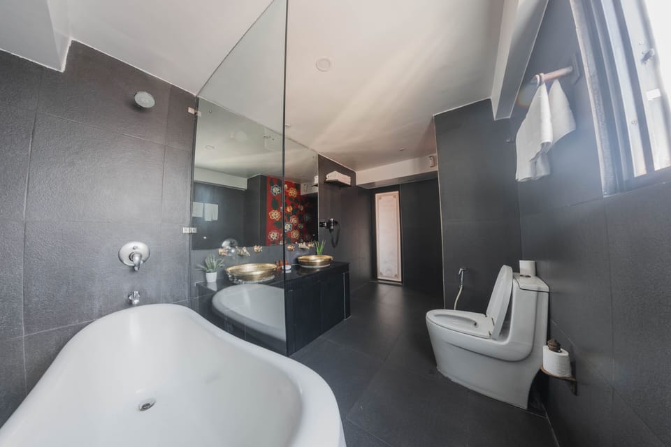 Executive Suite, 1 Bedroom, Balcony, Courtyard View | Bathroom | Shower, free toiletries, bathrobes, slippers