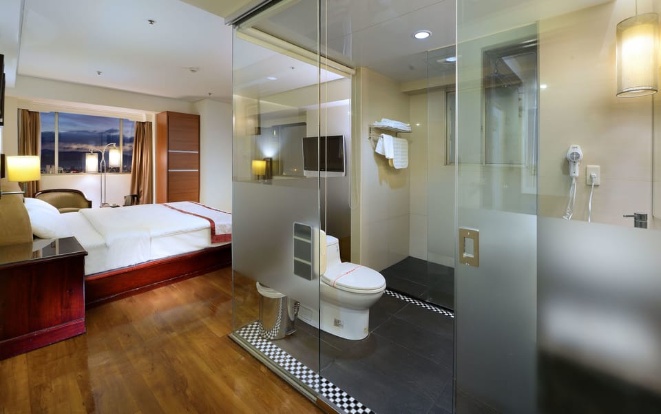 Standard Twin Room | Bathroom | Rainfall showerhead, hair dryer, towels, shampoo