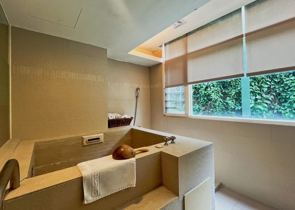 Deluxe Spa Quadruple | Bathroom | Shower, free toiletries, hair dryer, slippers