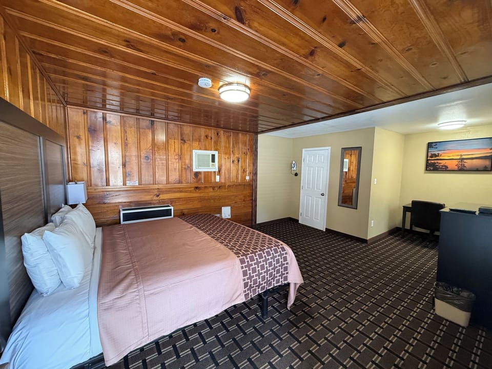 Room, 1 King Bed, Non Smoking | Desk, iron/ironing board, free WiFi
