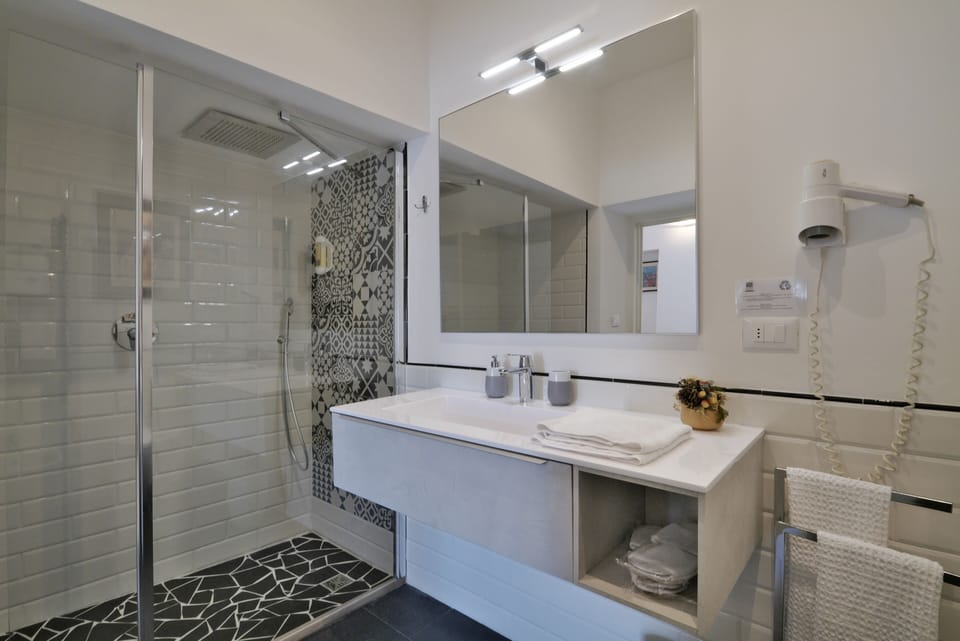 Superior Room | Bathroom | Shower, free toiletries, hair dryer, towels