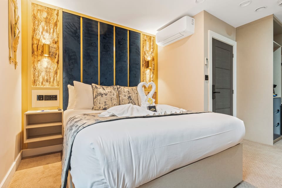 Premium bedding, minibar, free WiFi, bed sheets