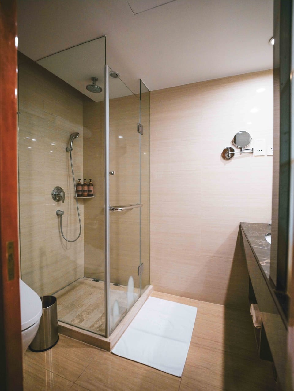 Executive Room, 1 King Bed, Non Smoking | Bathroom | Free toiletries, hair dryer, bathrobes, towels