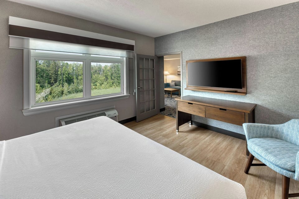 Suite, 1 Bedroom, Fireplace, Ground Floor | Hypo-allergenic bedding, down comforters, in-room safe, desk