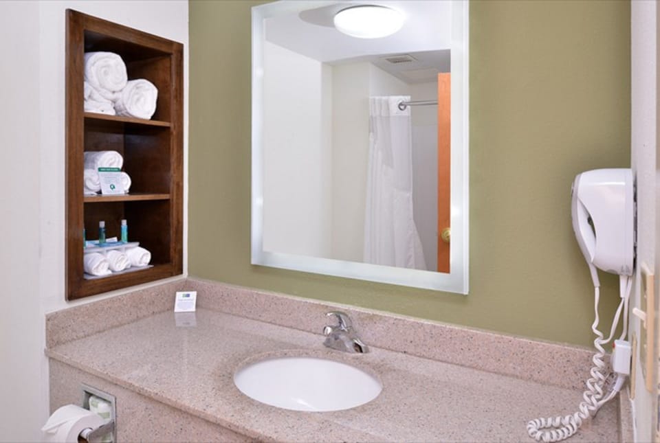 Combined shower/tub, free toiletries, hair dryer, towels