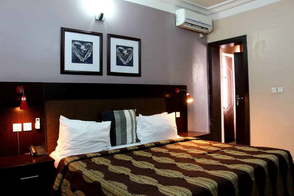 Executive Room | 1 bedroom, in-room safe, individually decorated, individually furnished