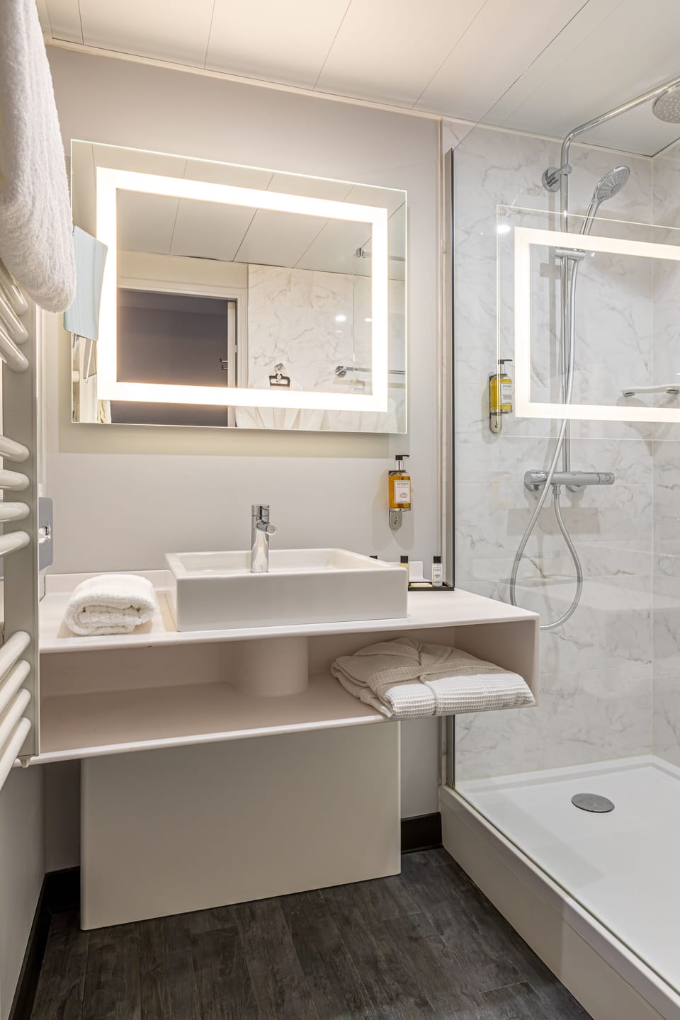 Combined shower/tub, free toiletries, hair dryer, towels