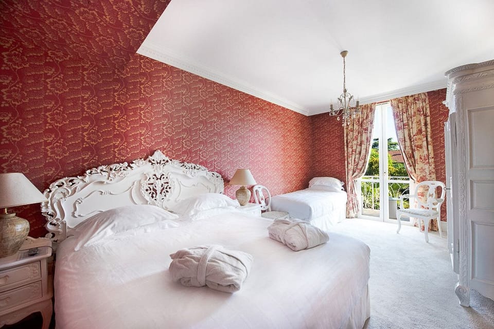 Deluxe Room, Garden View | Premium bedding, free minibar, in-room safe, desk