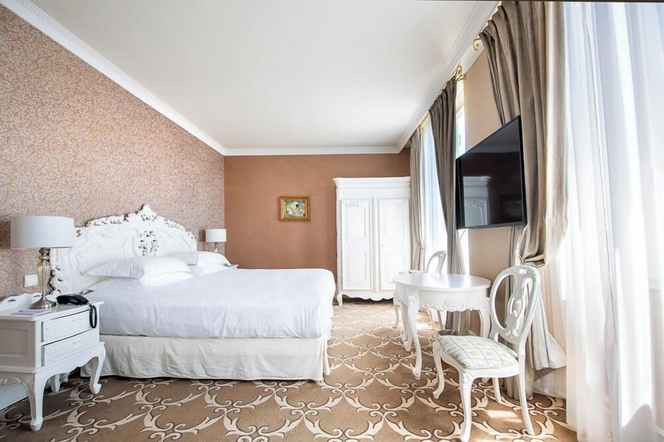 Deluxe Room, Garden View | Premium bedding, free minibar, in-room safe, desk