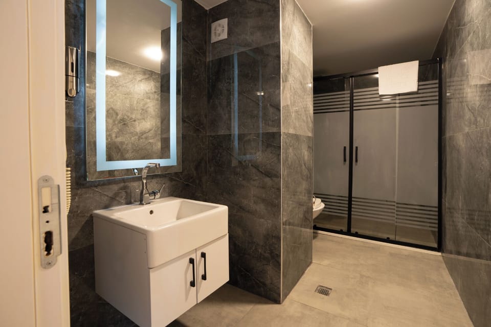 Comfort Room | Bathroom | Shower, rainfall showerhead, free toiletries, hair dryer