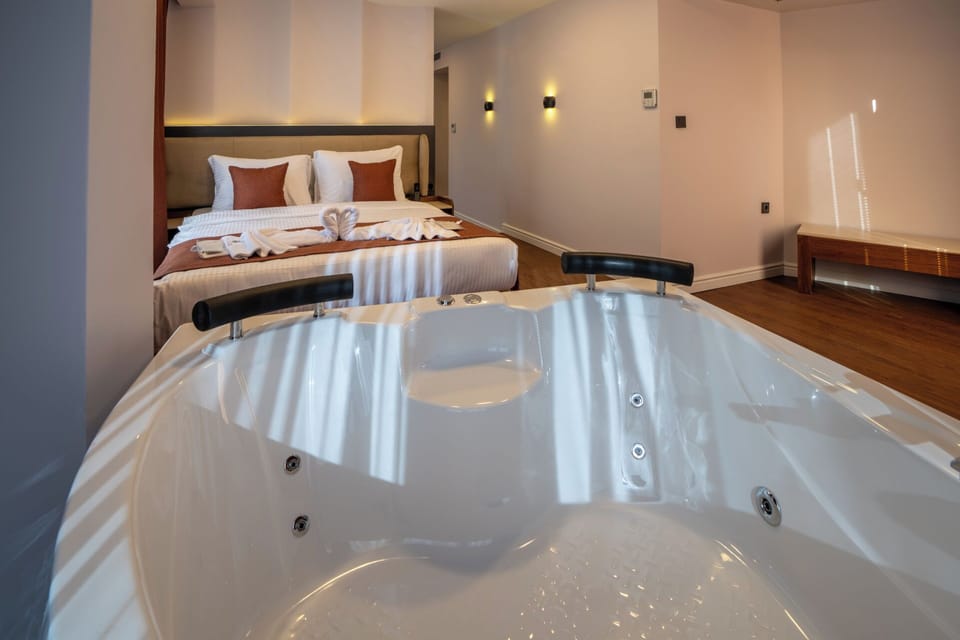 Comfort Room | Premium bedding, minibar, in-room safe, desk