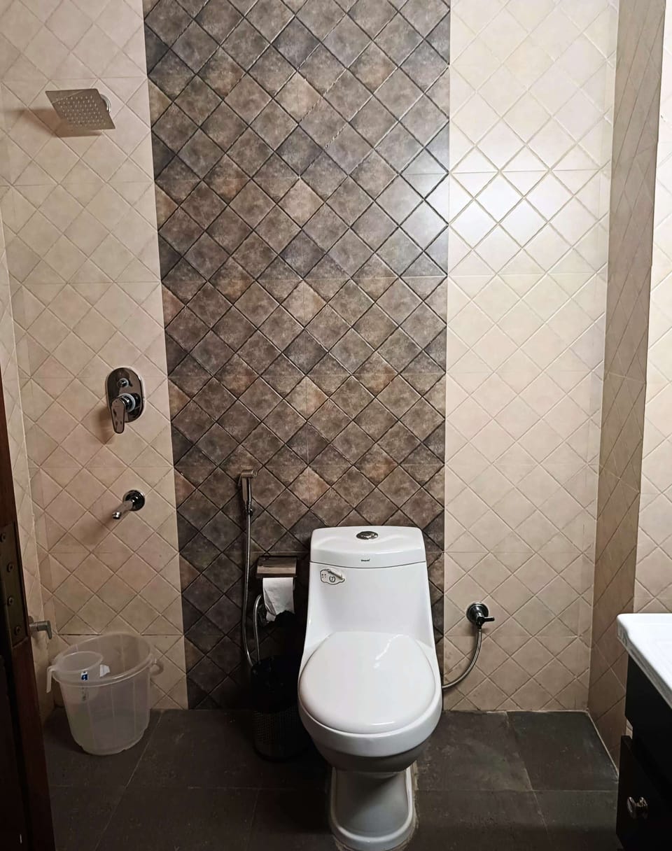 Superior Room | Bathroom | Shower, rainfall showerhead, free toiletries, towels