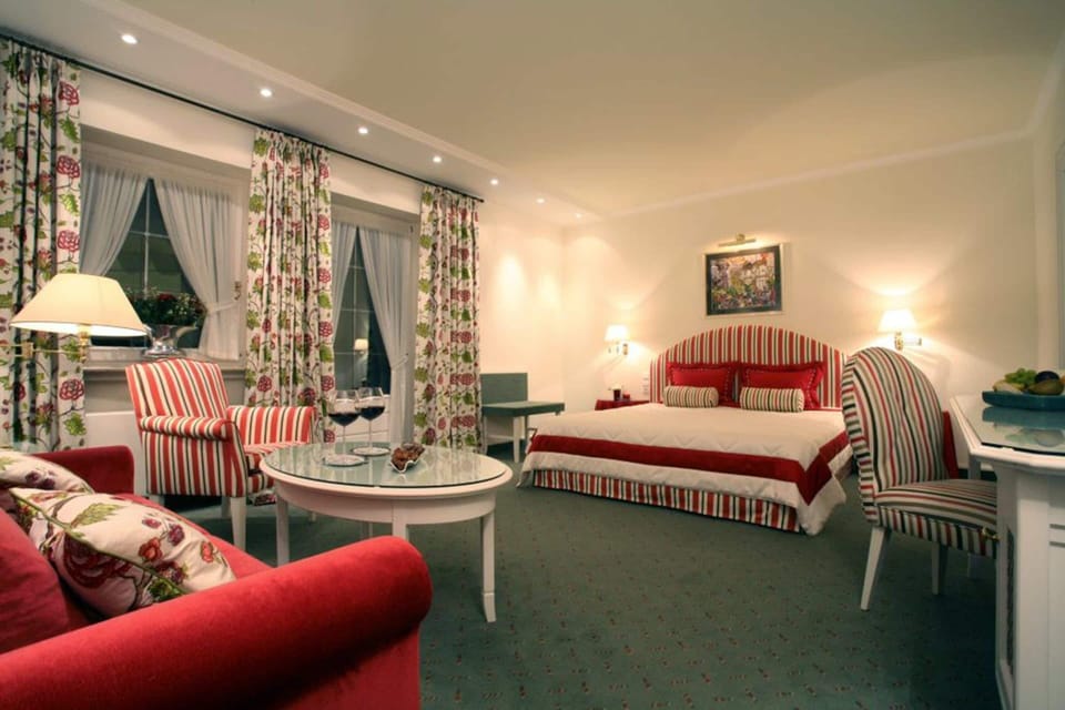 Premium bedding, pillowtop beds, in-room safe, individually decorated