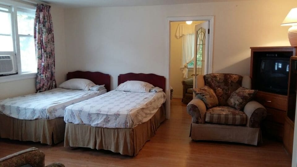 Private Room - 3 Beds | 1 bedroom, WiFi (free), bed sheets