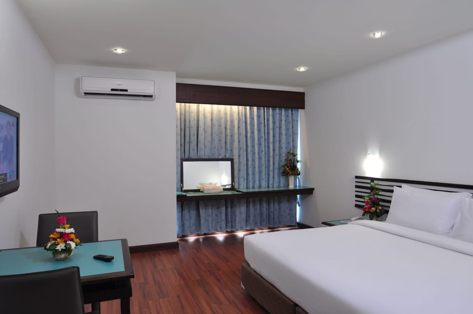 Superior Double Room | Minibar, in-room safe, desk, blackout drapes
