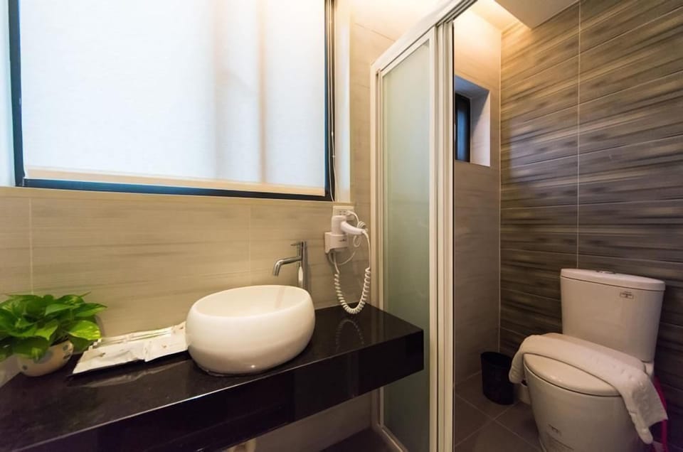 Standard Quadruple Room | Bathroom | Shower, free toiletries, hair dryer, slippers