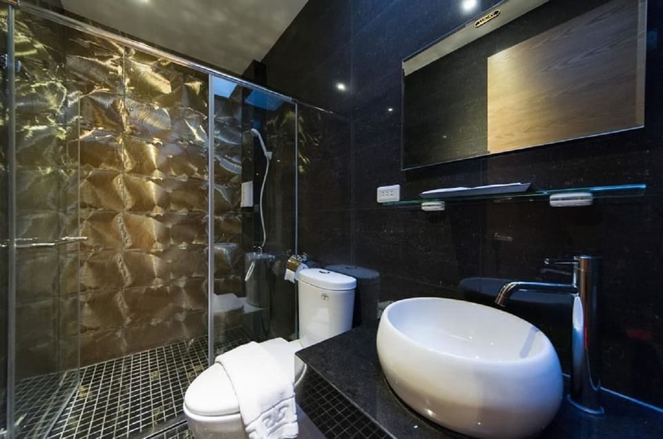 Superior Double Room, 1 Double Bed | Bathroom | Shower, free toiletries, hair dryer, slippers