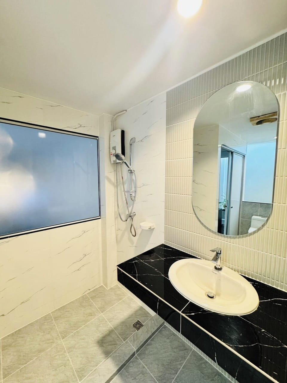 Shower, free toiletries, towels