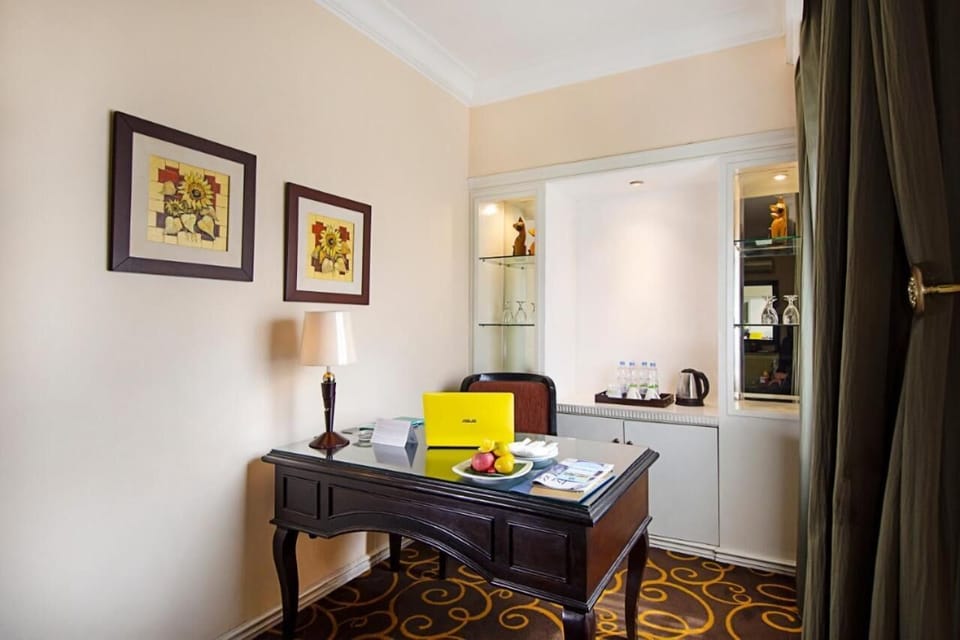 Minibar, in-room safe, desk, iron/ironing board