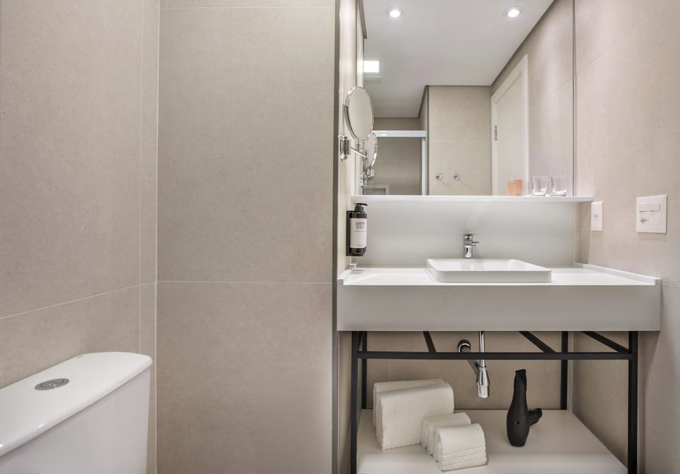 Superior Room (Queen) | Bathroom | Shower, rainfall showerhead, free toiletries, hair dryer