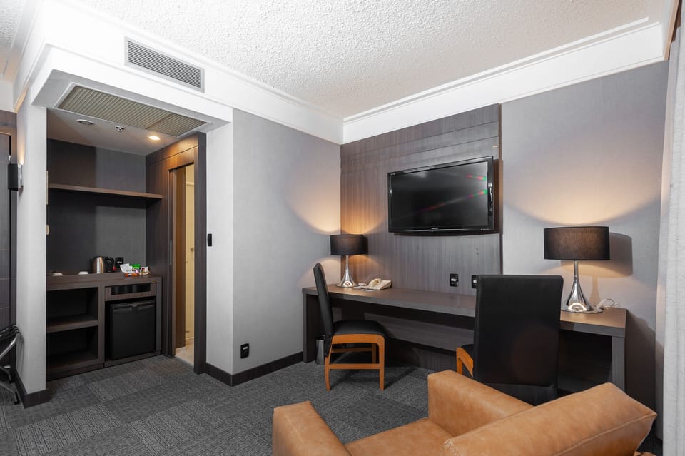 Premium Twin Room | Minibar, in-room safe, desk, blackout drapes