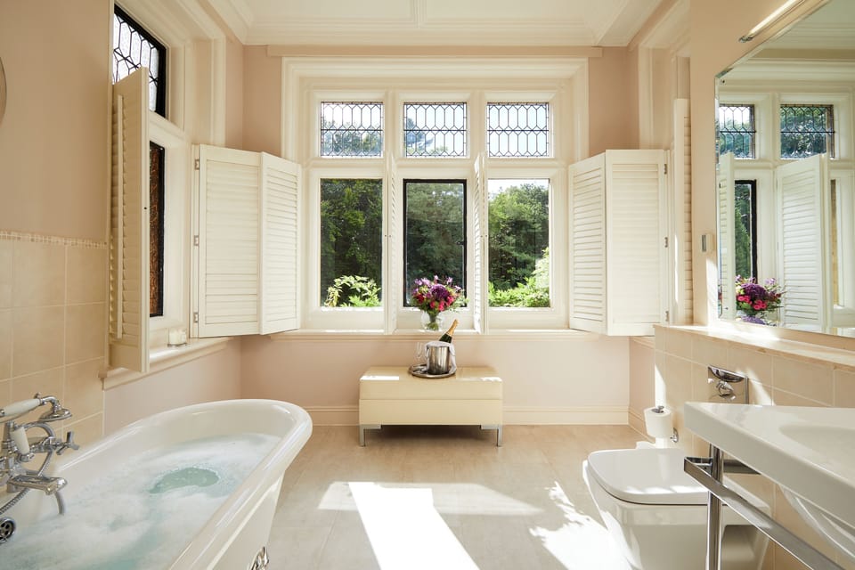 Superior Suite, 1 Double Bed (Super Deluxe Suite) | Bathroom | Combined shower/tub, eco-friendly toiletries, hair dryer, towels
