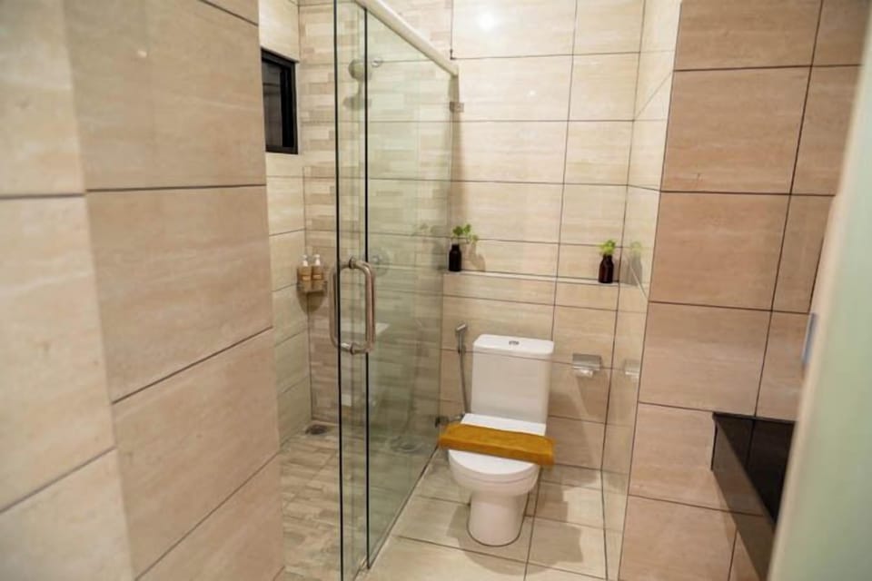 Penthouse | Bathroom | Shower, free toiletries, slippers, towels