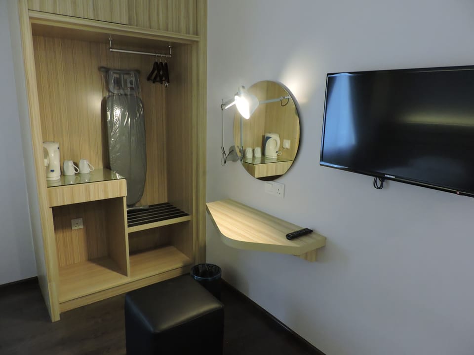 Minibar, in-room safe, desk, iron/ironing board