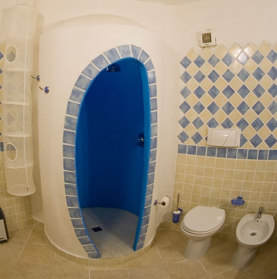 Triple Room | Bathroom | Shower, free toiletries, hair dryer, bidet
