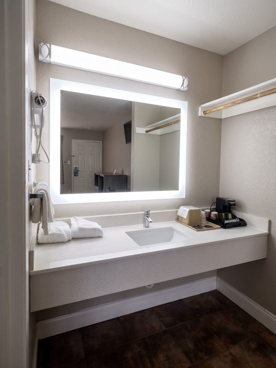 Combined shower/tub, hair dryer, towels