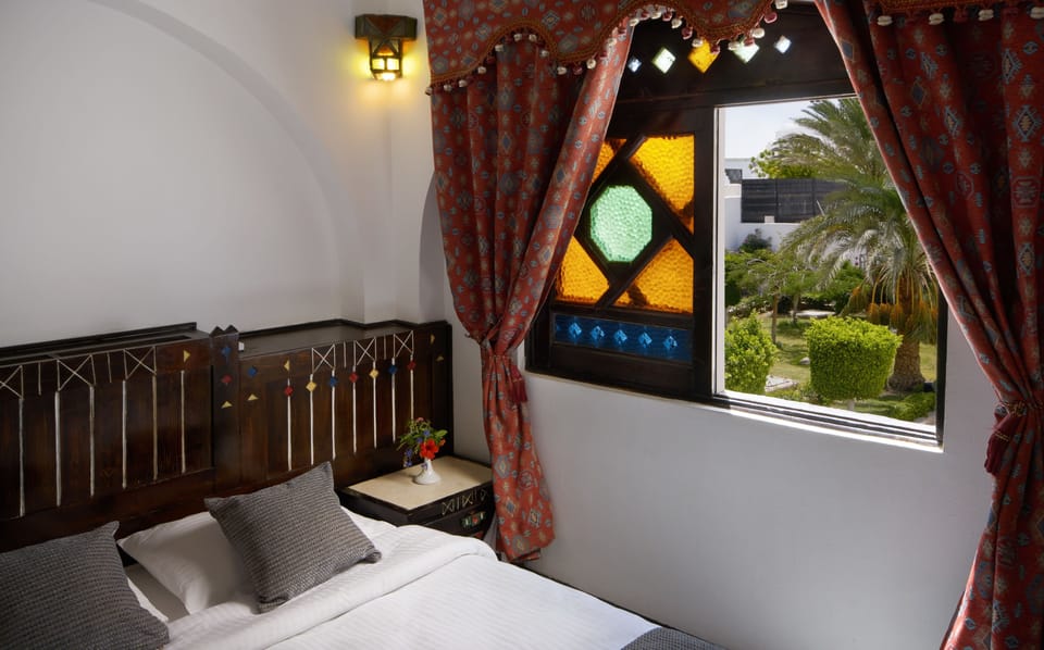 Minibar, in-room safe, bed sheets