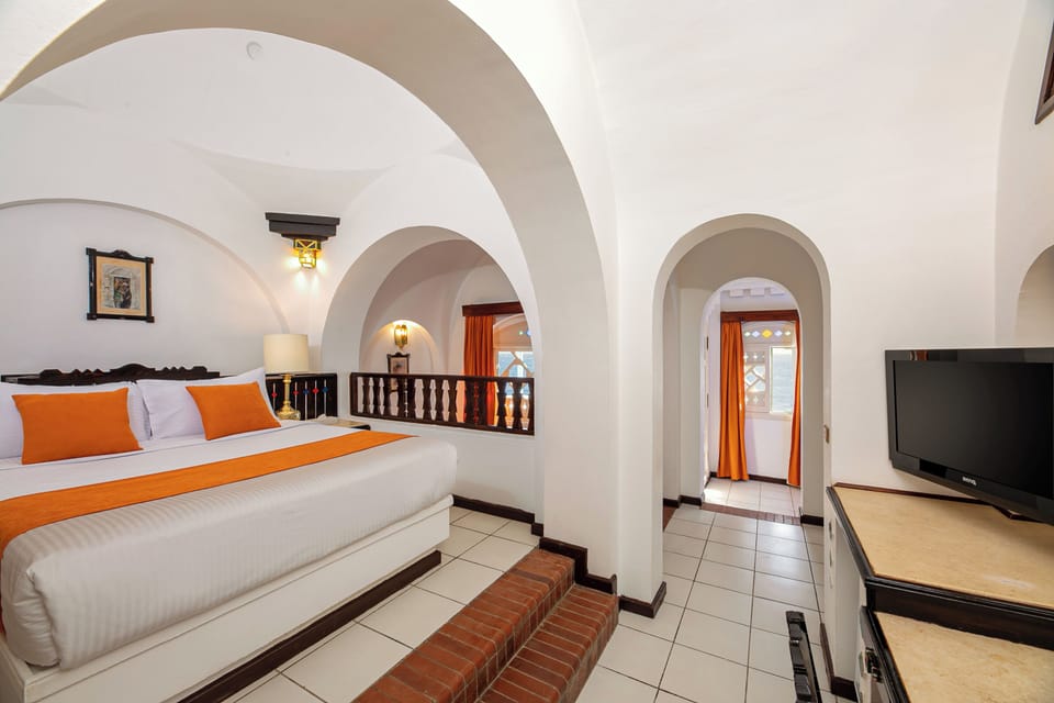 Standard Room, Sea View | Minibar, in-room safe, bed sheets