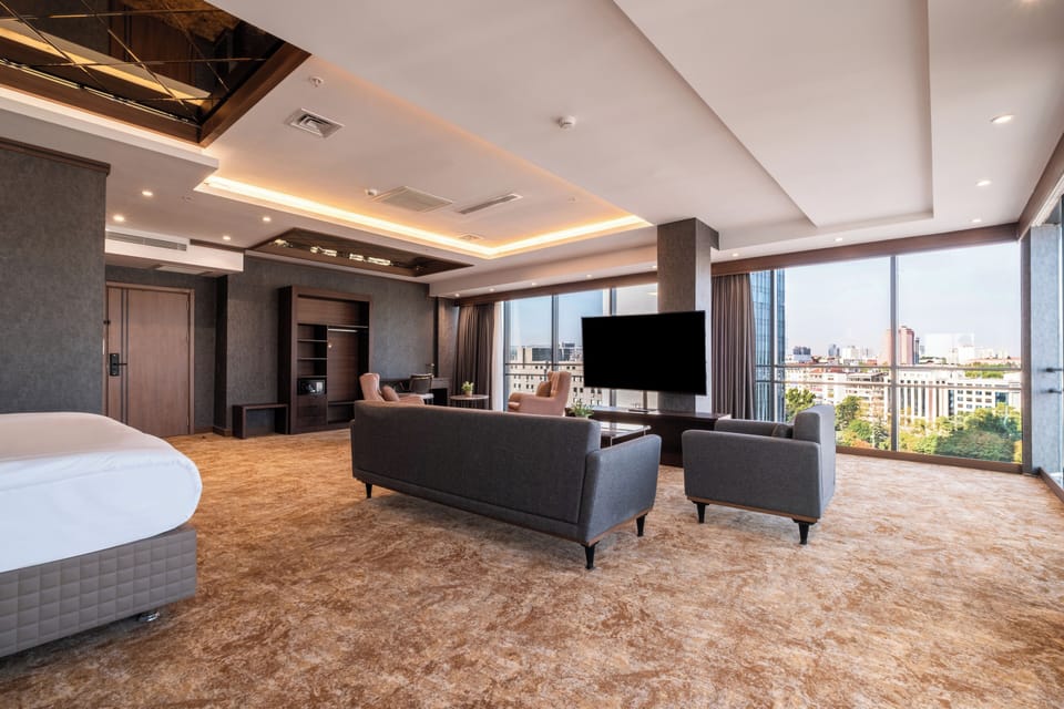 Suit Room | Minibar, in-room safe, desk, soundproofing