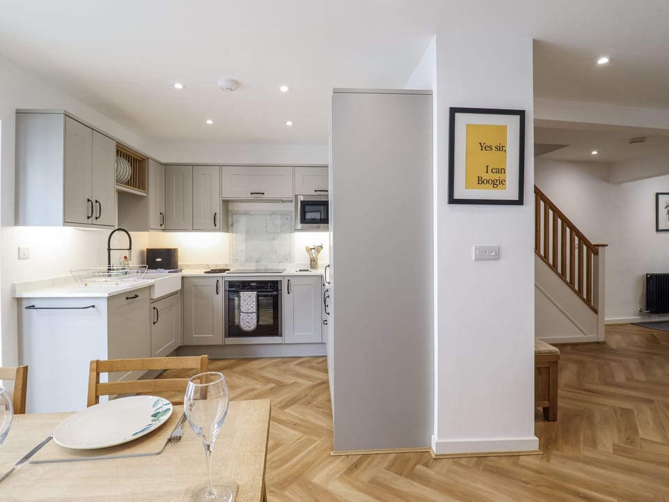 Cottage | Private kitchen | Fridge, dishwasher, electric kettle, cookware/dishes/utensils