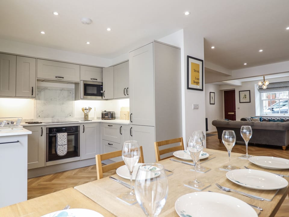 Cottage | Dining