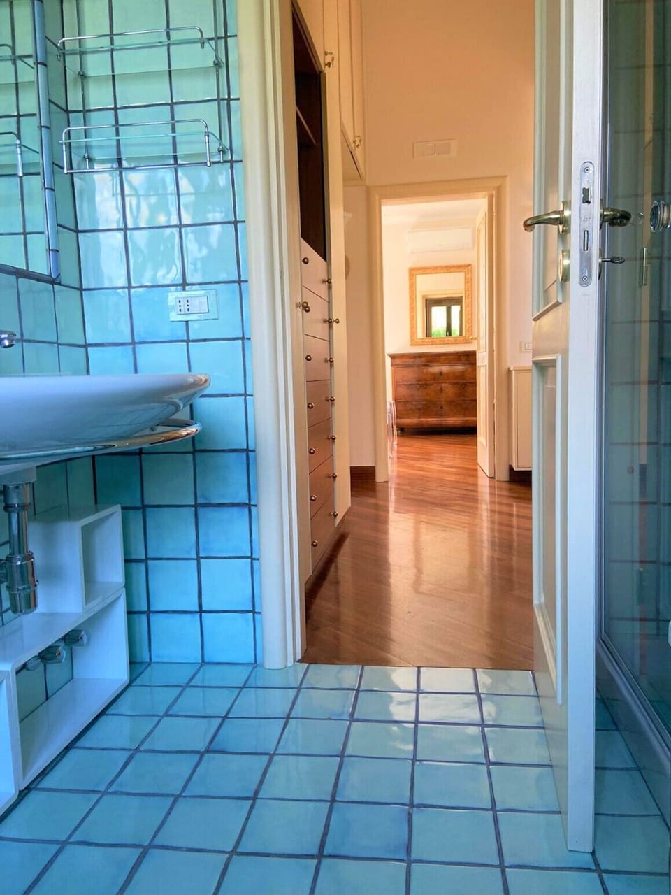 Shower, free toiletries, towels