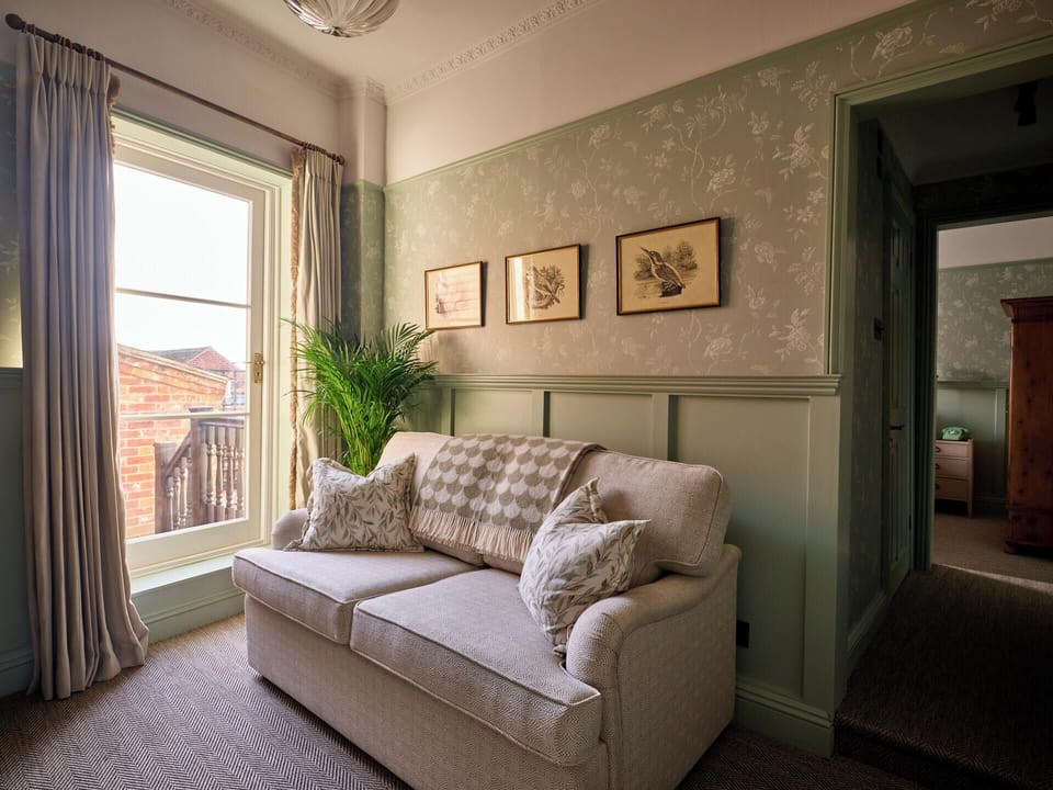 Suite, Balcony | Living area | 32-inch Smart TV with digital channels, Netflix, streaming services
