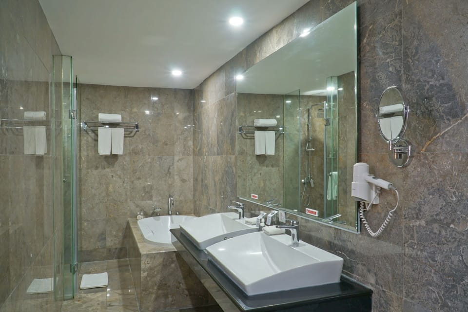 Presidential Suite | Bathroom | Shower, free toiletries, hair dryer (on request), bathrobes