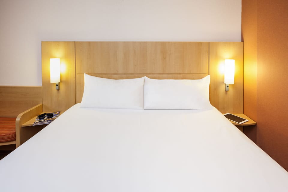 Standard Room, 1 Double Bed | Premium bedding, in-room safe, desk, blackout drapes