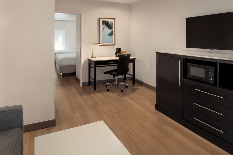 Executive Suite, 1 Bedroom | Living area | 27-inch TV with cable channels