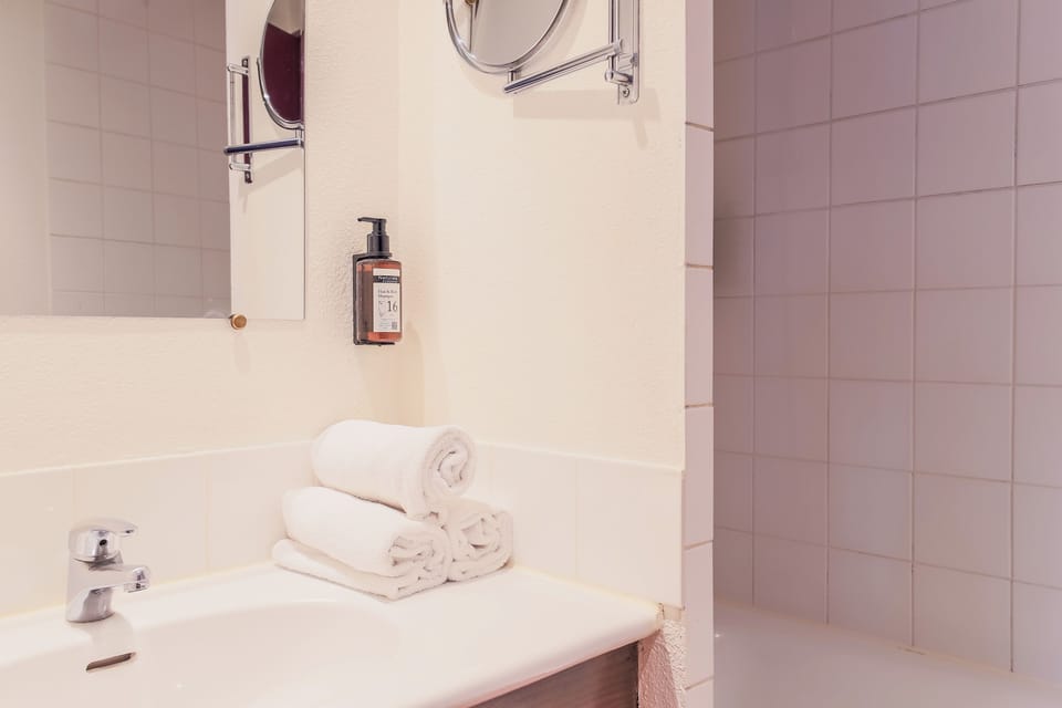 Shower, free toiletries, hair dryer, towels