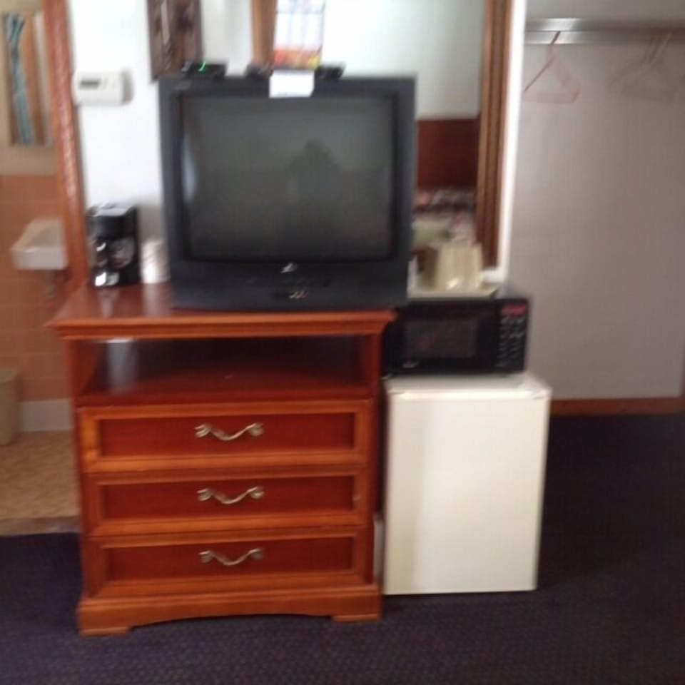 Room, 1 Queen Bed | Room amenity