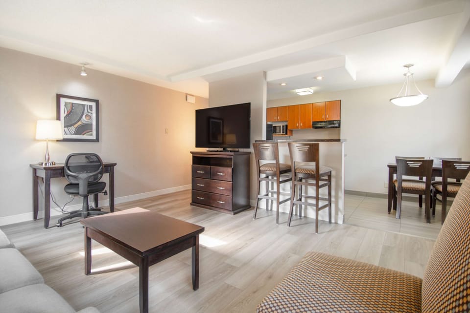 Suite, 2 Bedrooms | Premium bedding, in-room safe, laptop workspace, blackout drapes