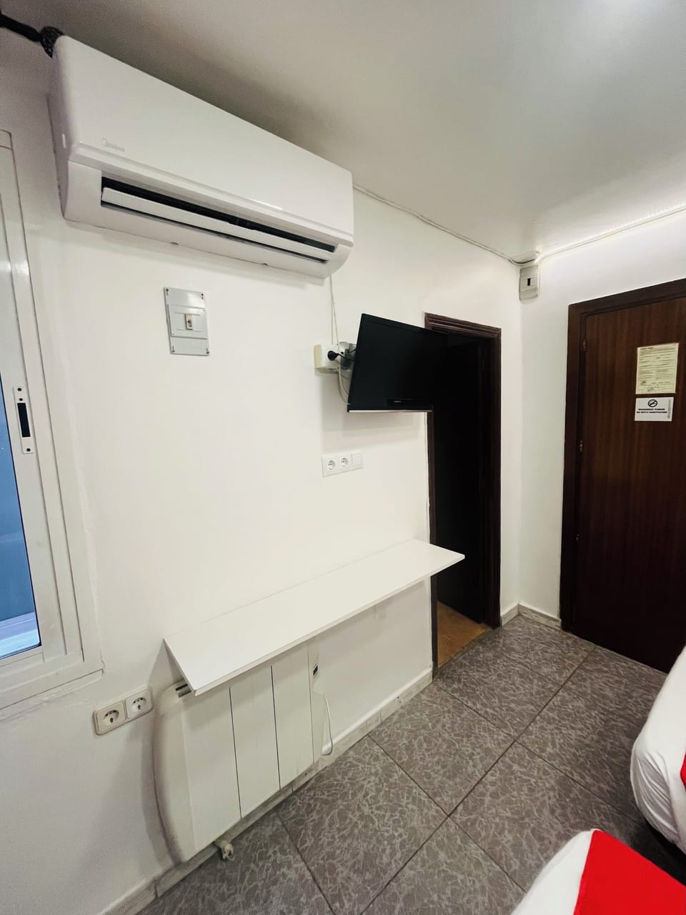 Basic Triple Room | Desk, free WiFi, bed sheets