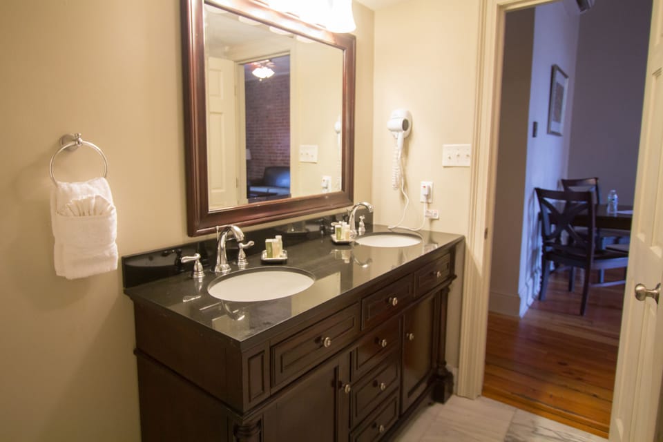 Combined shower/tub, free toiletries, hair dryer, towels