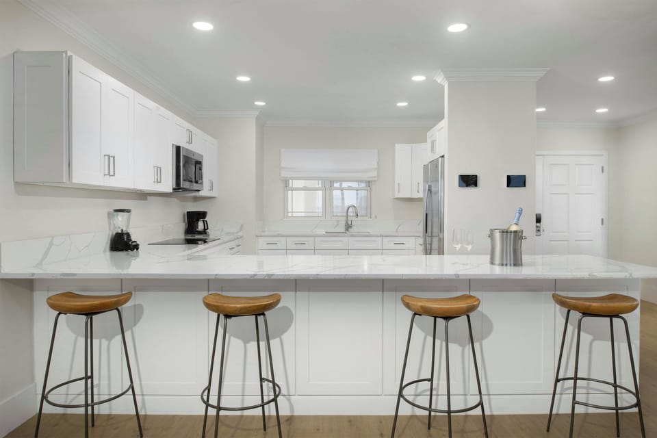 Deluxe Penthouse, 4 Bedrooms, Oceanfront (Recently Renovated) | Private kitchen | Coffee/tea maker, fridge, microwave, cookware/dishes/utensils