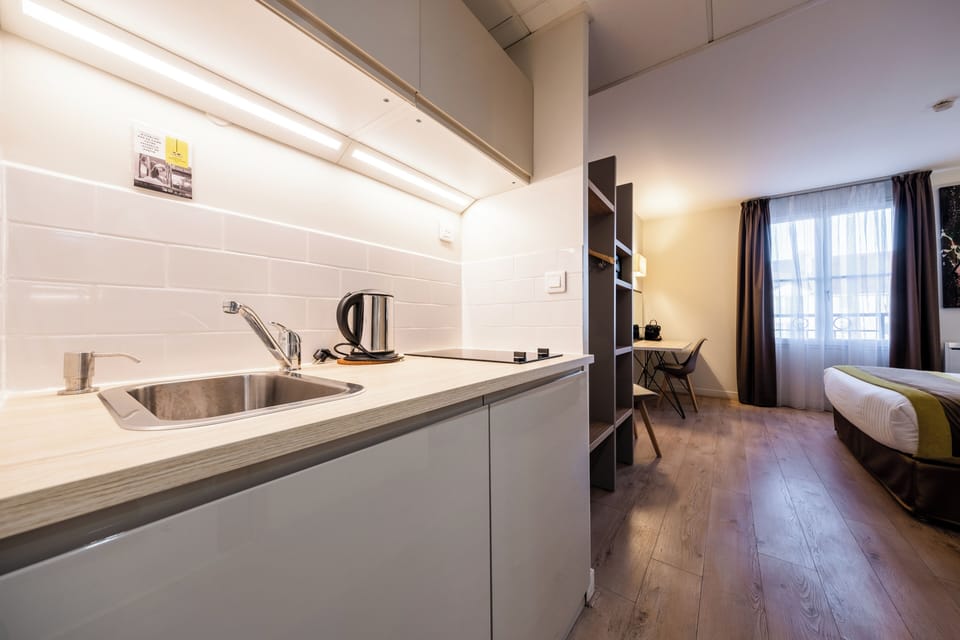 Standard Room, 1 Queen Bed, Non Smoking, Kitchenette (Chambre Double Standard) | Premium bedding, desk, blackout drapes, soundproofing
