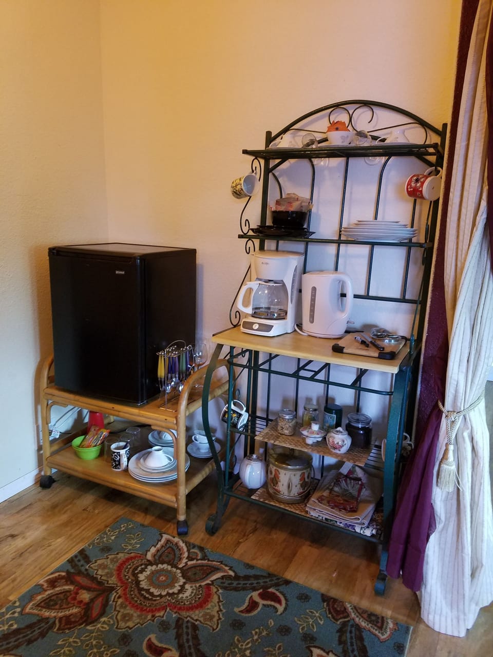 Honeymoon Studio Suite, 1 King Bed, Garden View | Private kitchenette | Coffee/tea maker, cookware/dishes/utensils, dining tables